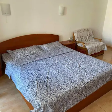 Plaza Apartment *